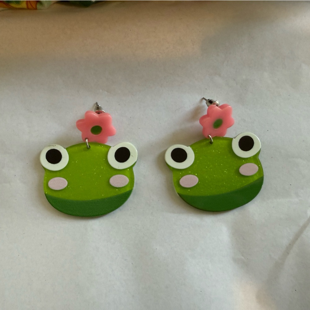 Hot Topic Green Frog Earrings with Pink Flower